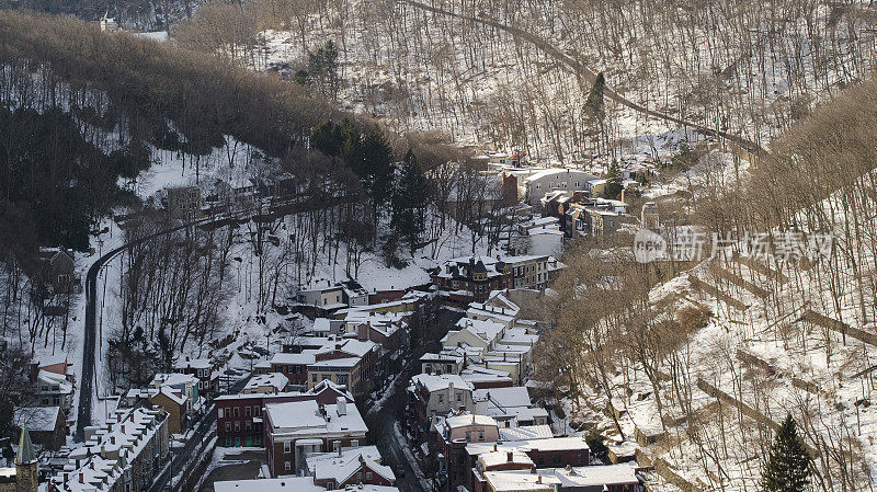 鸟瞰图小美国人吉姆索普在波科诺山脉，宾夕法尼亚州，雪夜。