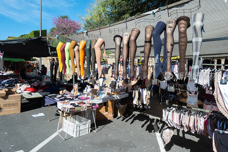 卖紧身裤、连裤袜、内裤和胸罩等女性内衣的街边小摊