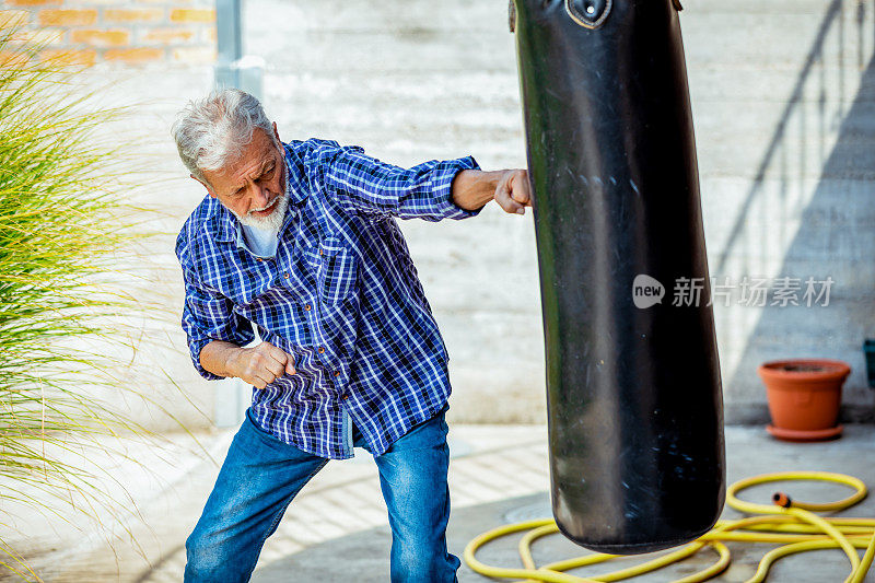 高级男拳击手准备战斗。