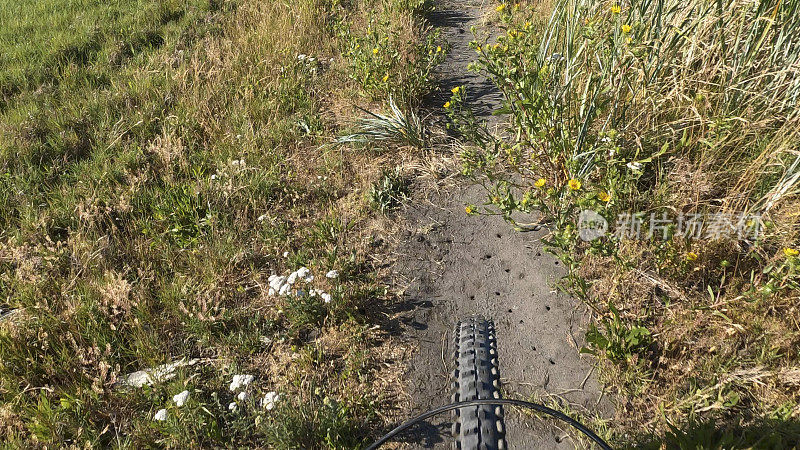 POV山地车沿着土路骑