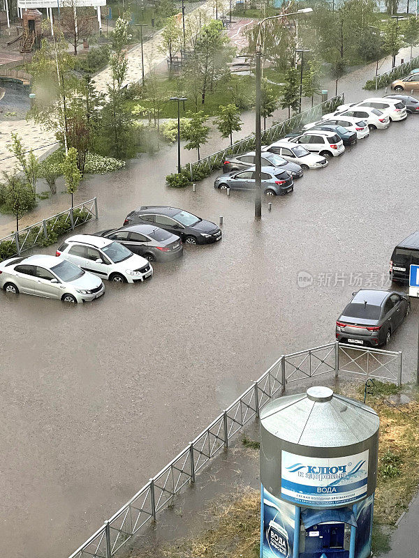 大城市街道上雨后的洪水(俄文题词-健康之钥。水)