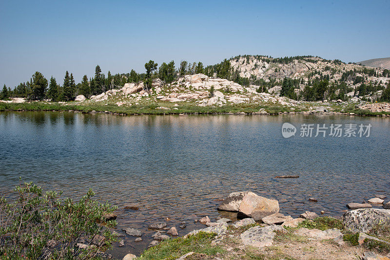 从比尔图斯通过高速公路的高山景