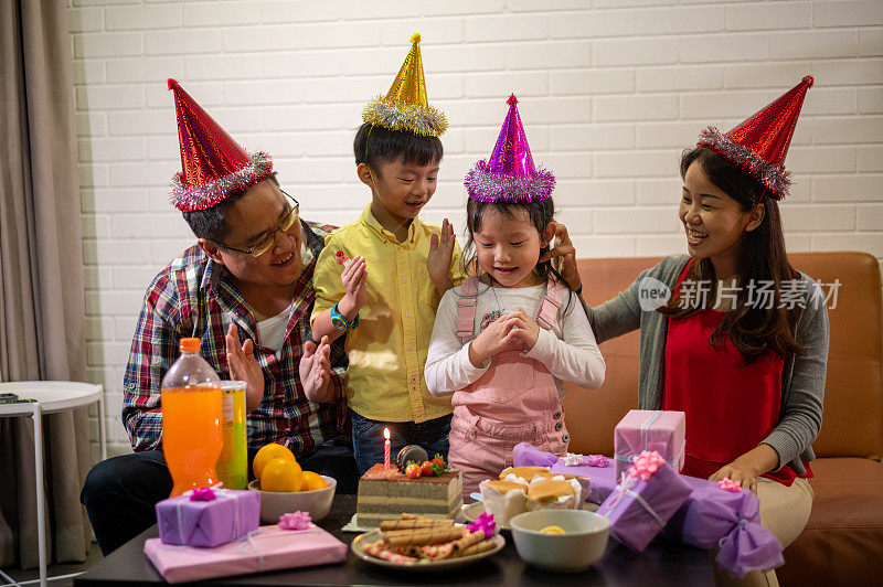 一个亚洲华人家庭庆祝生日