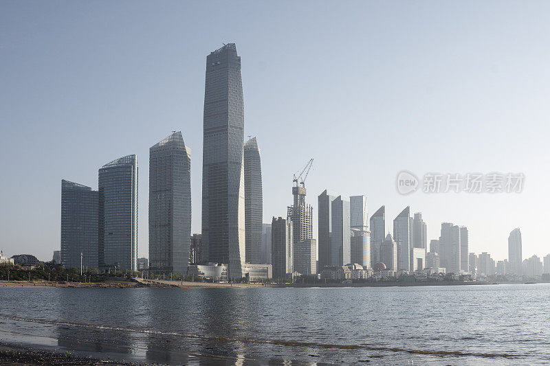 日出时海边的青岛市景