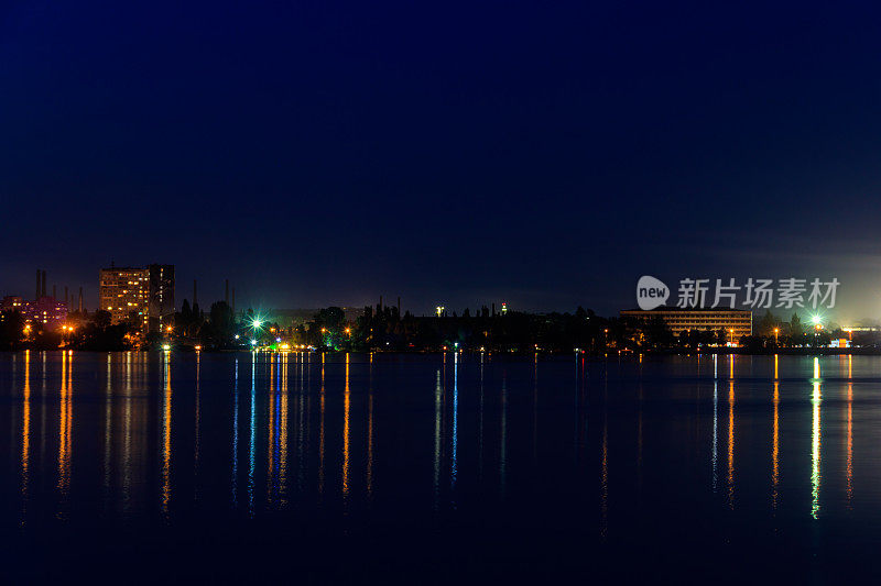 乌克兰第聂伯河和第聂伯市的夜景