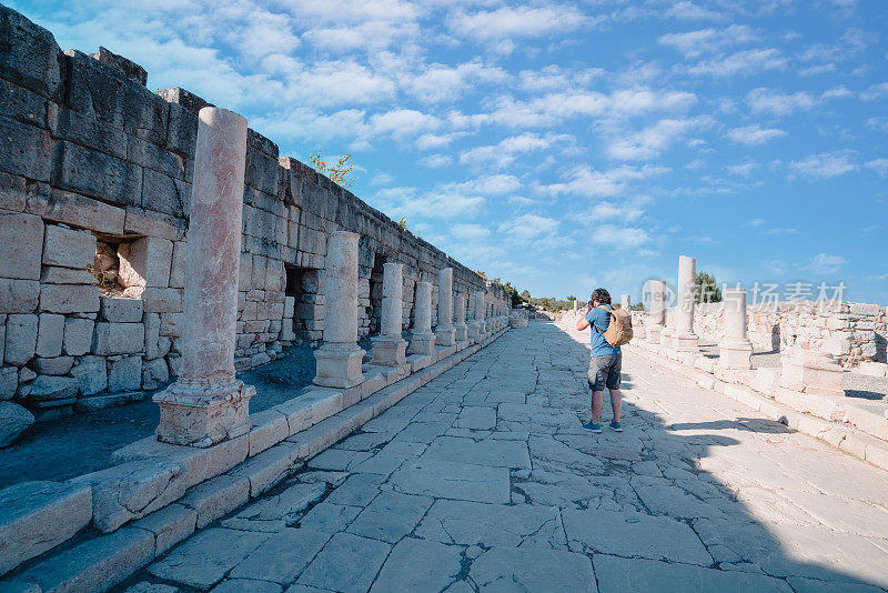 摄影师游客正在帕姆菲利亚的基比拉古城遗址拍照