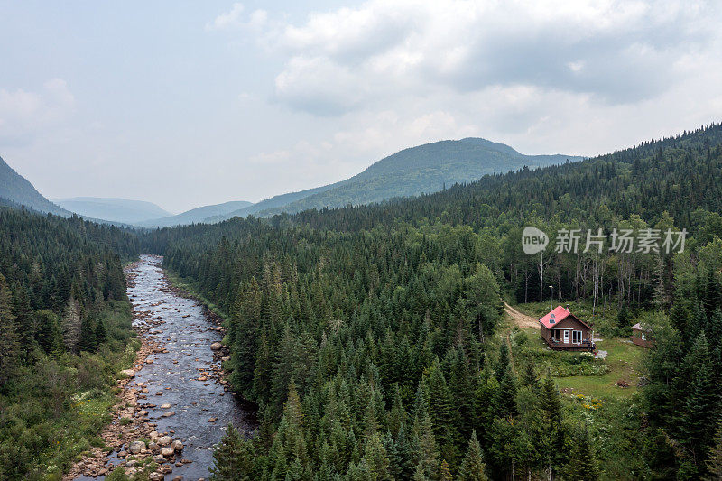 鸟瞰图的北方自然森林，河流和小木屋在夏天，魁北克，加拿大