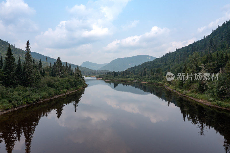 鸟瞰图的北方自然森林和河流在夏天，魁北克，加拿大