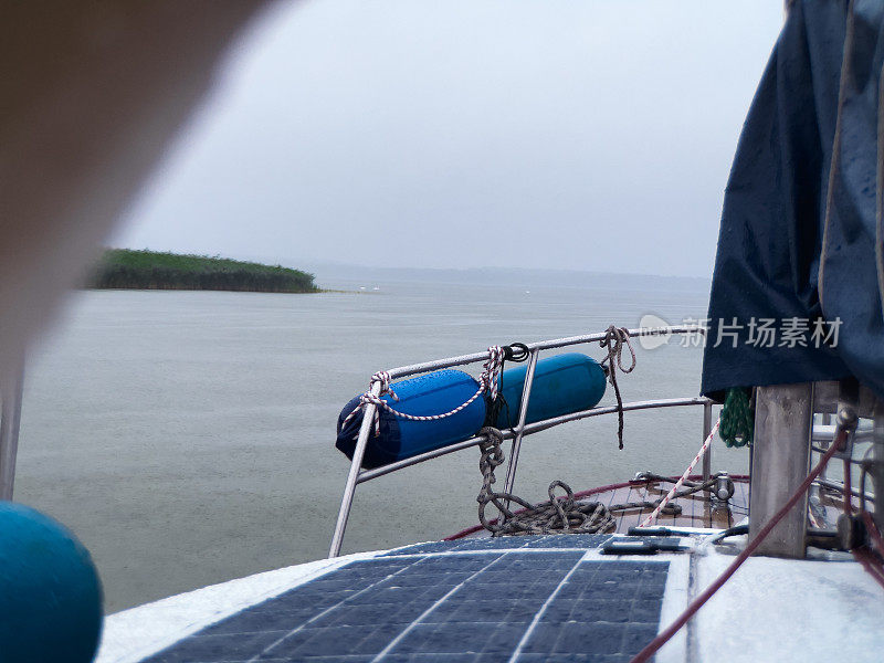 帆船在大雨中甲板，德国，暑假，冒险