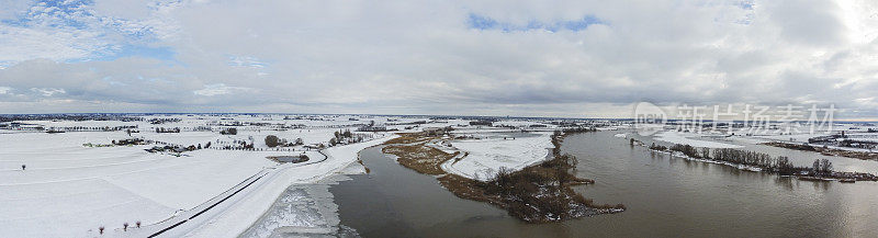 在坎彭附近的冬季雪景中，泛滥的艾塞尔河