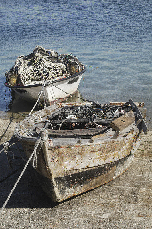 码头上的旧渔船，贡巴罗，Pontevedra省，西班牙加利西亚。