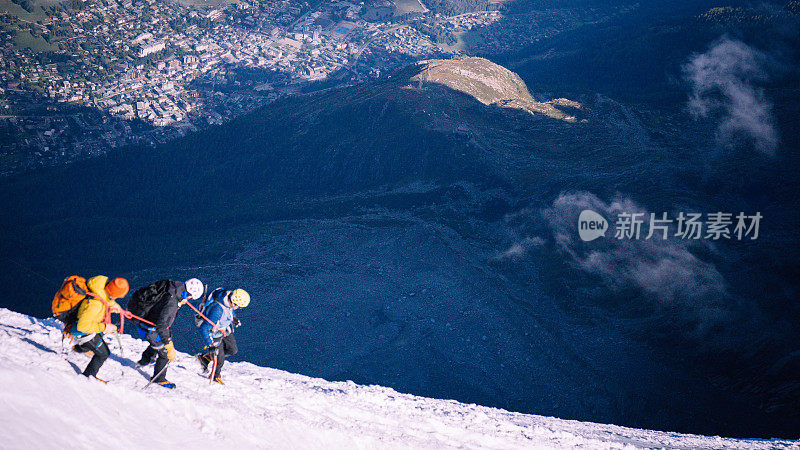 一群攀登冰山的人。高山的冬季探险