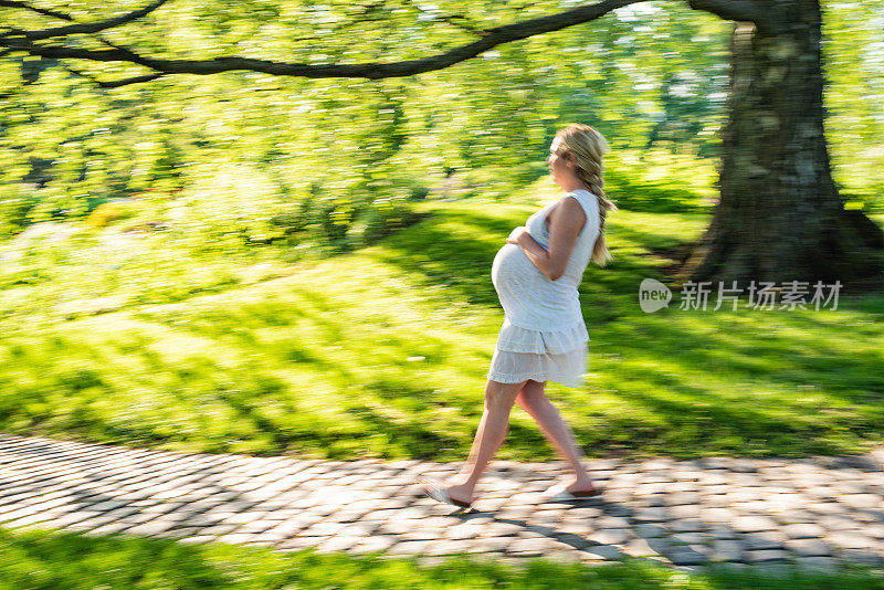 孕妇在公园散步