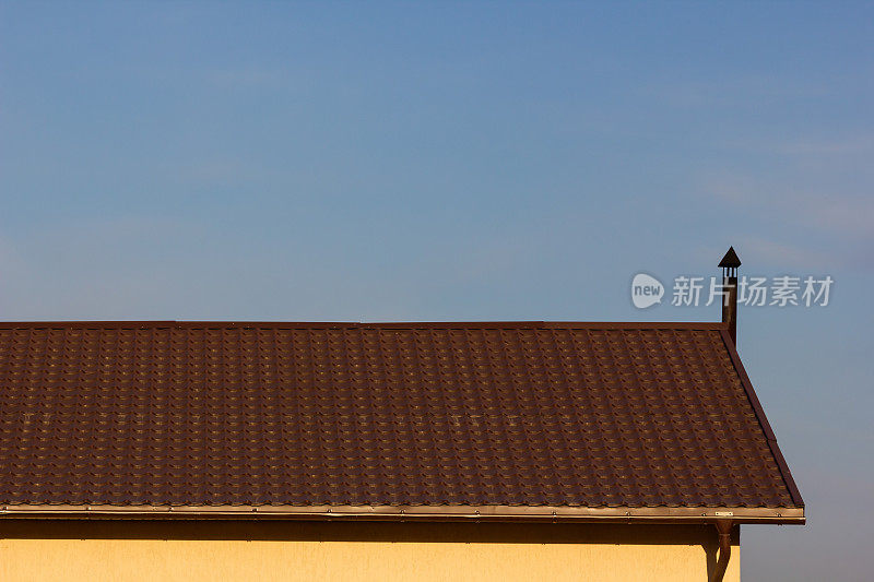 屋顶金属板。现代化的屋面材料