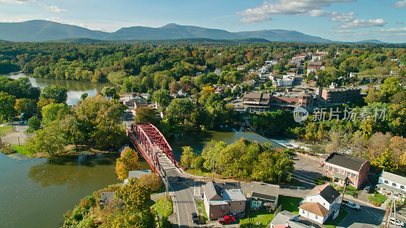 空中拍摄的桥和建筑在Saugerties纽约