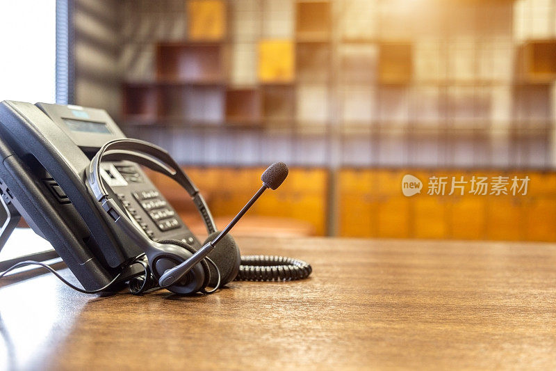 耳机和客户支持设备在呼叫中心准备积极的服务，沟通支持，呼叫中心和客户服务帮助台。对于(呼叫中心)概念。
