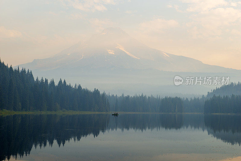 日出时的延龄湖，背景是胡德山