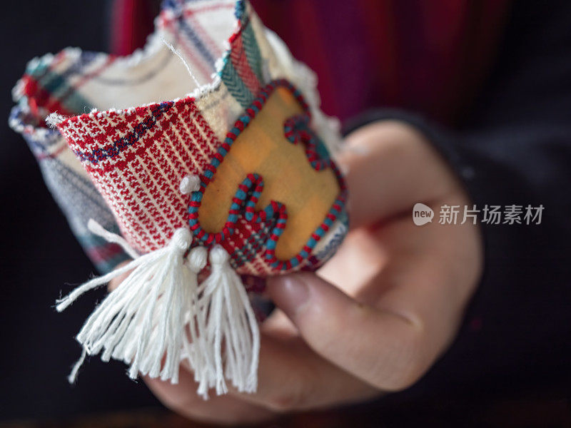 中国妇女在春节期间用针线缝制传统手工艺品