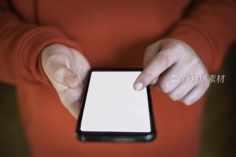 一个使用智能手机的少女