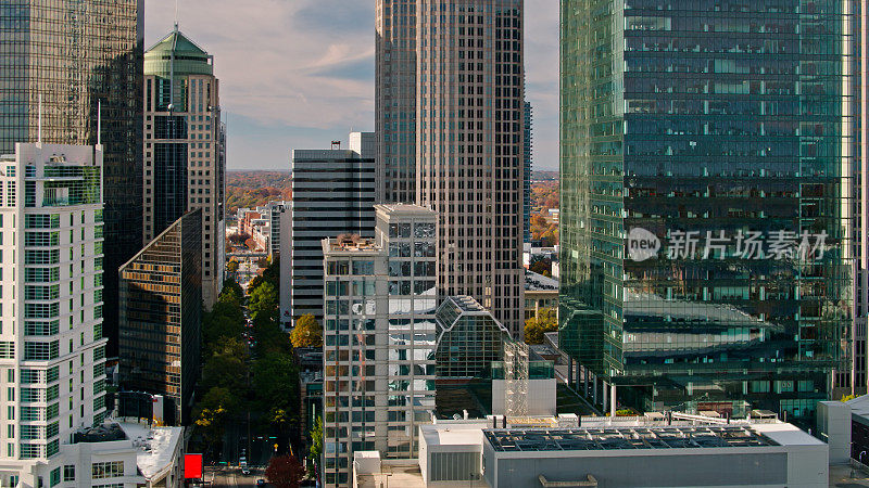 北卡罗莱纳州夏洛特市摩天大楼之间的鸟瞰图