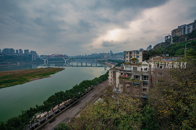 阴天重庆滨江城市的现代建筑和立交桥