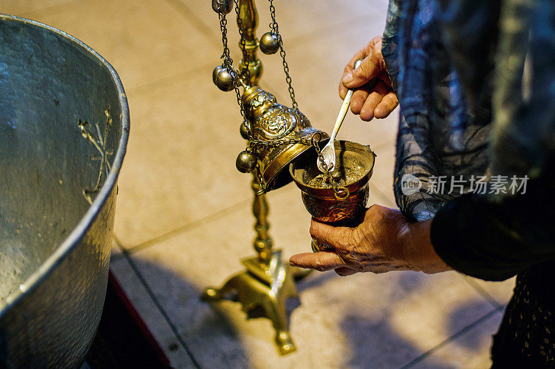 东正教牧师在东正教教堂里把香放在香炉里