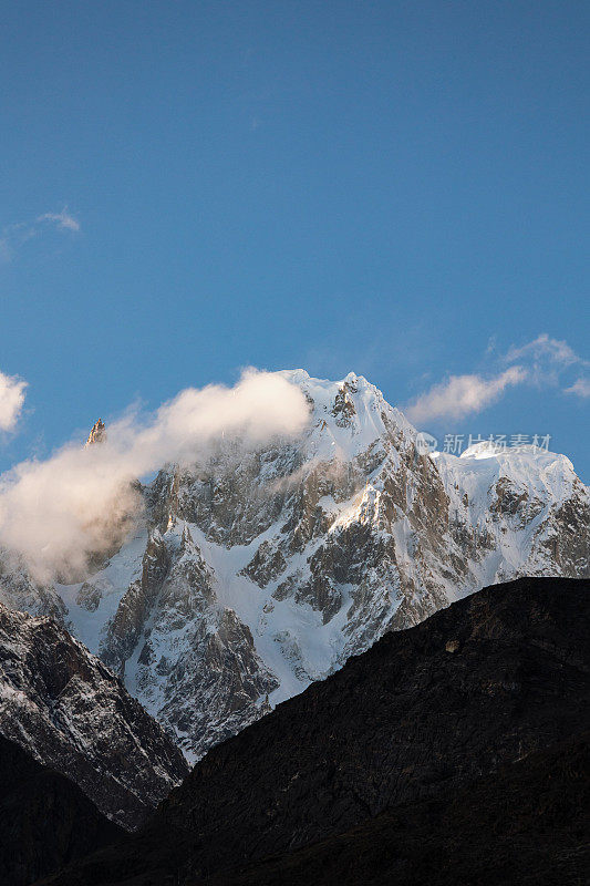 喀喇昆仑山脉的雪山日落美景