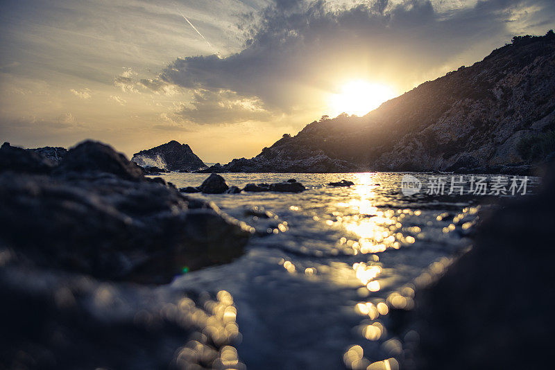 地中海上的日落:海岸景观