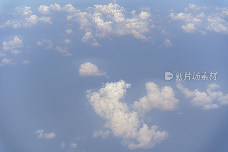云和蓝天从飞机的窗口