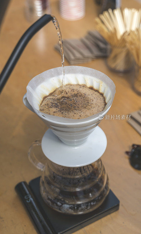 V60咖啡冲泡和服务库存照片