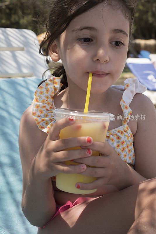 美丽的小女孩在海滩上享受