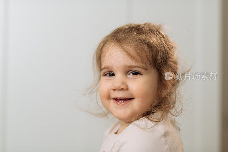 两岁女孩的肖像看着相机和微笑