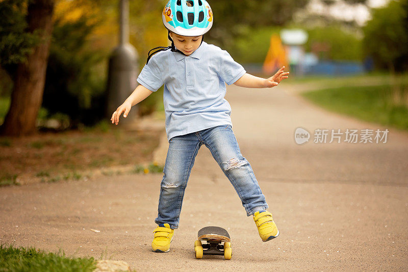 小男孩在公园里玩滑板