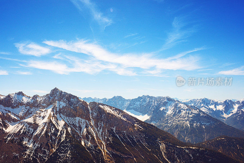 从巴伐利亚的卡尔温德尔斯匹茨俯瞰奥地利阿尔卑斯山的美妙美景。