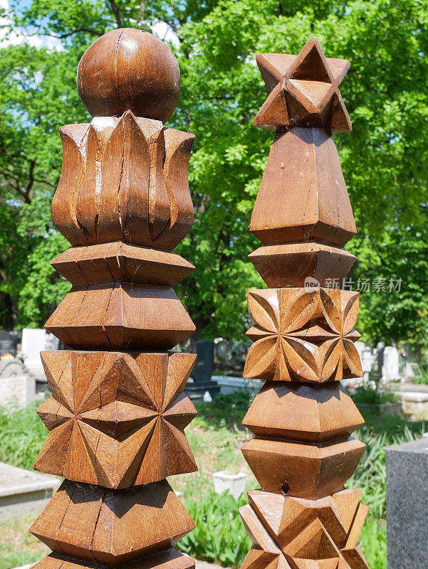 公共墓地的木制墓碑
