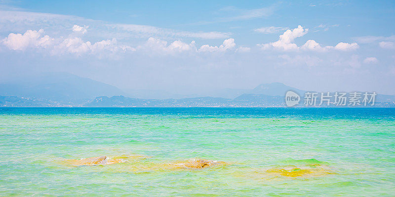 加尔达湖。夏季意大利之旅。欧洲国家。意大利的建筑。航行。温暖的阳光明媚的日子。旅游目的地。