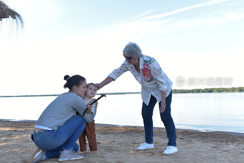 奶奶和她的女儿、孙子在海滩上