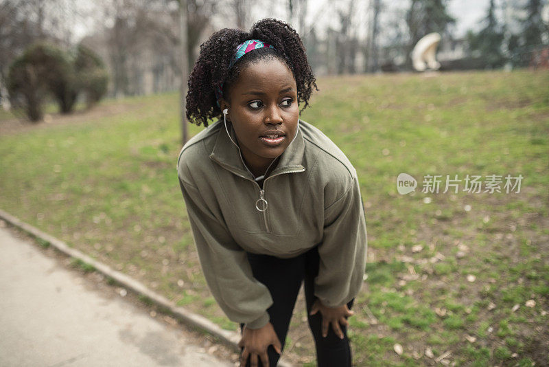 一个非洲裔女孩在慢跑时休息的肖像