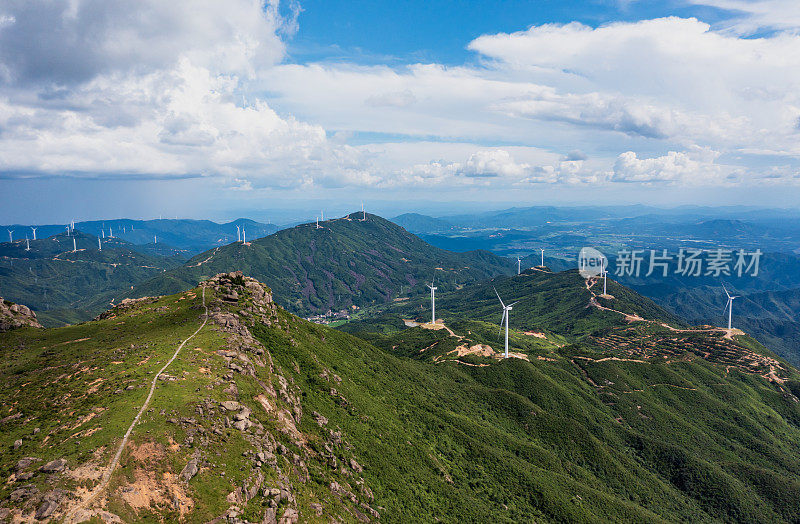 山上的风力发电场景