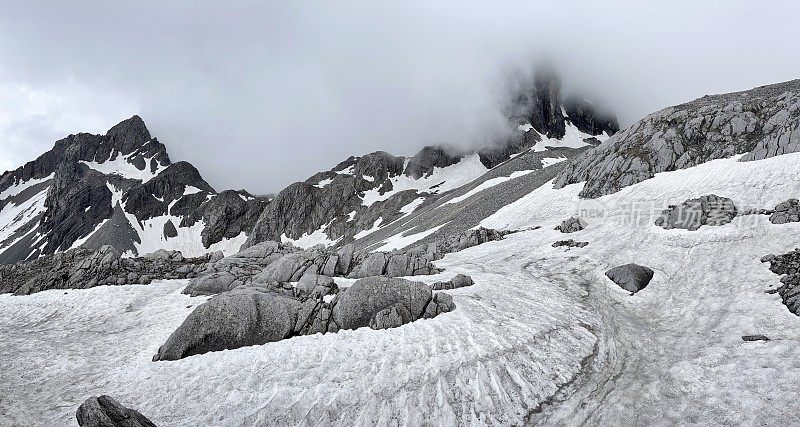 玉龙雪山主峰