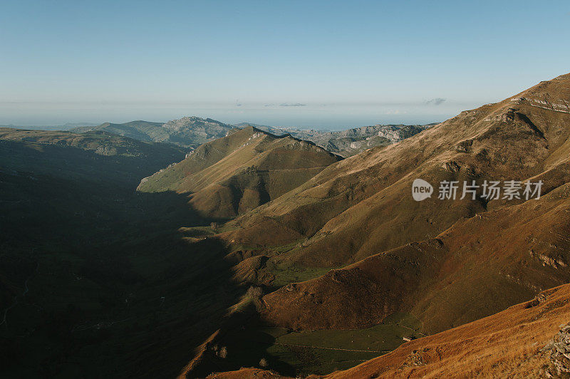 西班牙坎塔布里亚美丽的山景