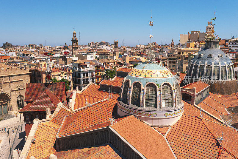 巴伦西亚老城与西班牙中央市场的鸟瞰图