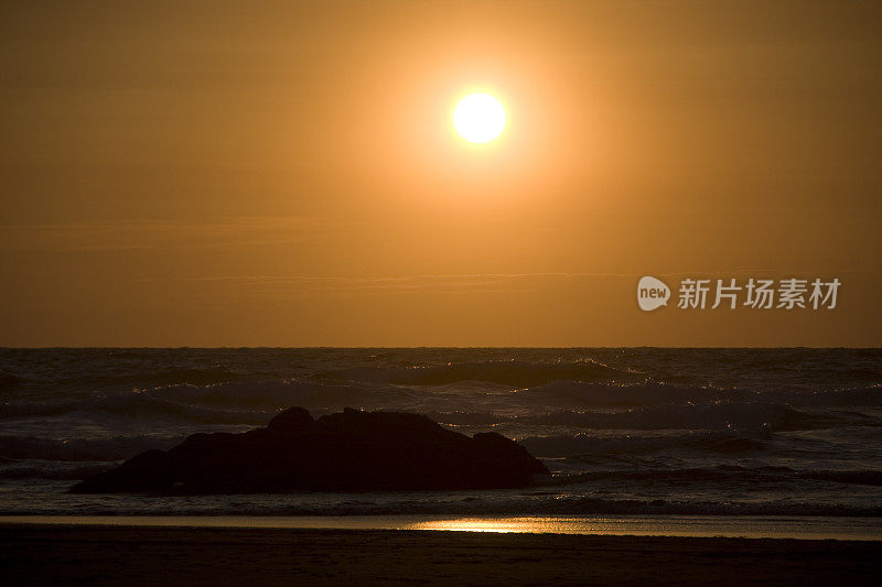 夕阳西下，金色的光芒映照着海面