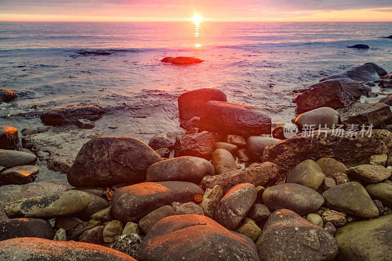 美丽的午夜太阳日落岩石海岸