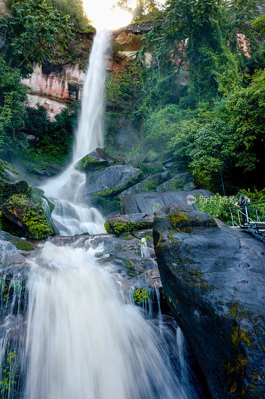 达佛第4步瀑布起源于富朗卡山脉，这条步道位于斯里兰卡国家公园，游览纳基洞和富兰卡山峰。