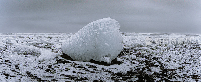 冰山钻石海滩冰岛Jökulsárlón冬季全景Jokulsarlon黑海滩