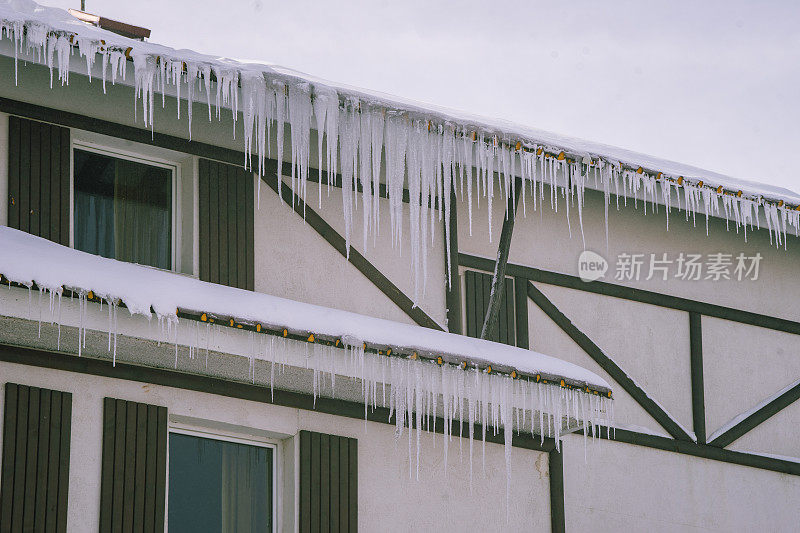 雪屋顶上的冰柱