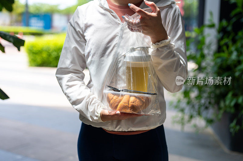 食品盒装在塑料袋里，由快递员送到顾客家中