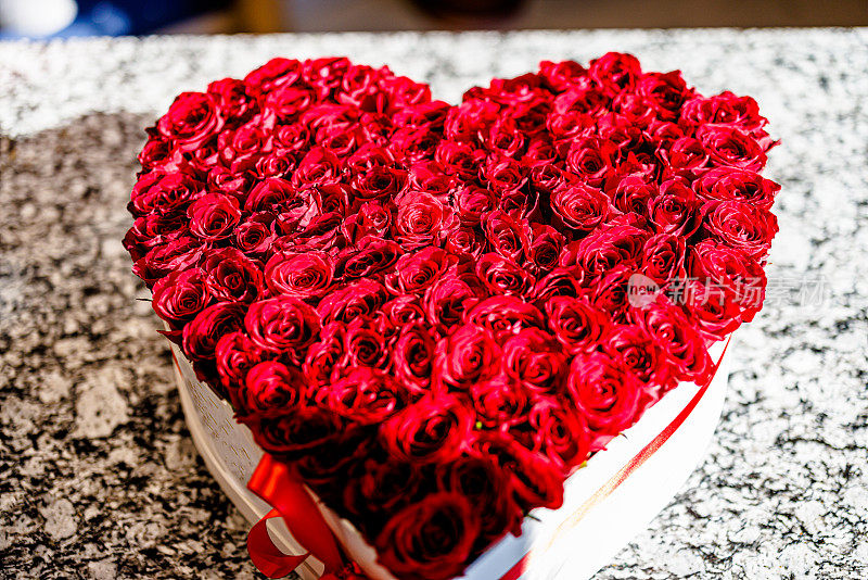 一个装满红玫瑰的心形情人节礼物。