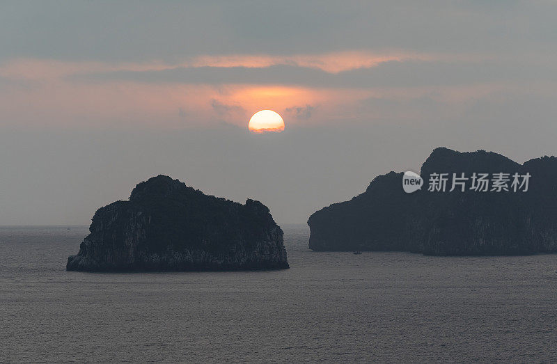 在东南亚兰哈和下龙湾的越南猫巴岛的热带天堂上充满活力的日出